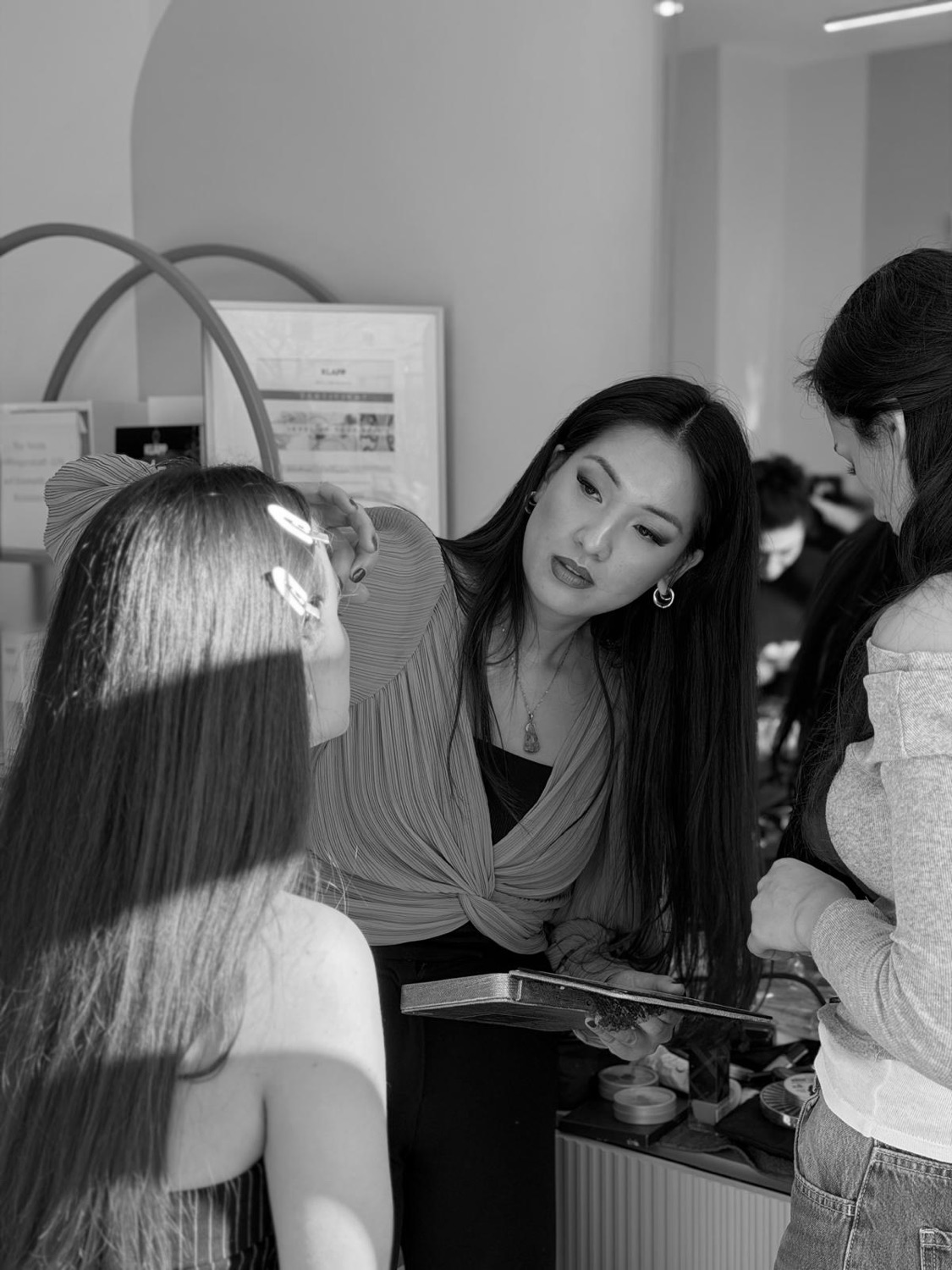 Ina Hoang beim Brautstyling, Schwarzweiß